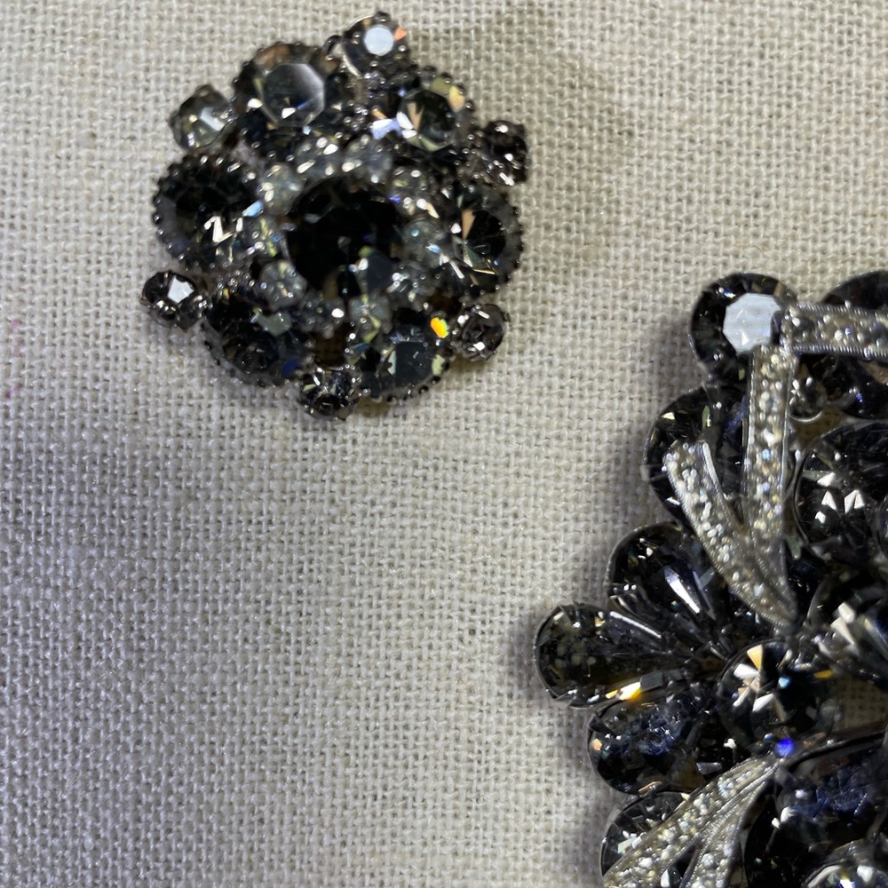 Weiss Vintage Elegant Smoky Grey & White Rhinestone Brooch & Earrings - Picture 3 of 9